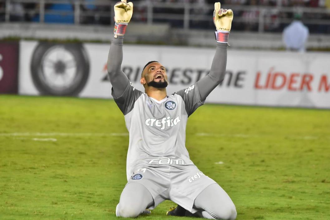 El arquero Wéverton celebrando el triunfo.