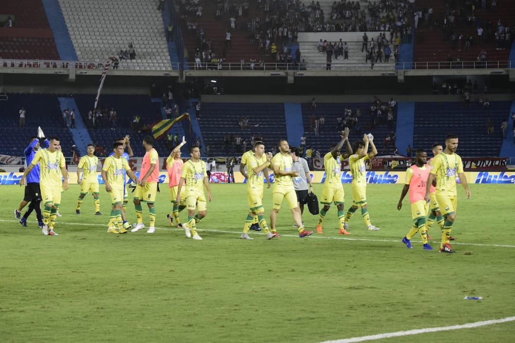Jugadores del Atlético Bucaramanga celebrando el empate como un triunfo.