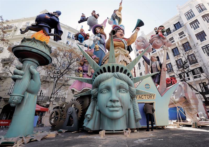  El montaje de las fallas de la sección especial, las más voluminosas, como la de la imagen, que representa la estatua de la Libertad. 