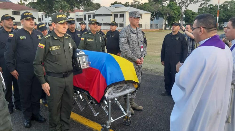 Oficiales de la Policía reciben el cuerpo del patrullero Boris Alexander Benítez Leclerc