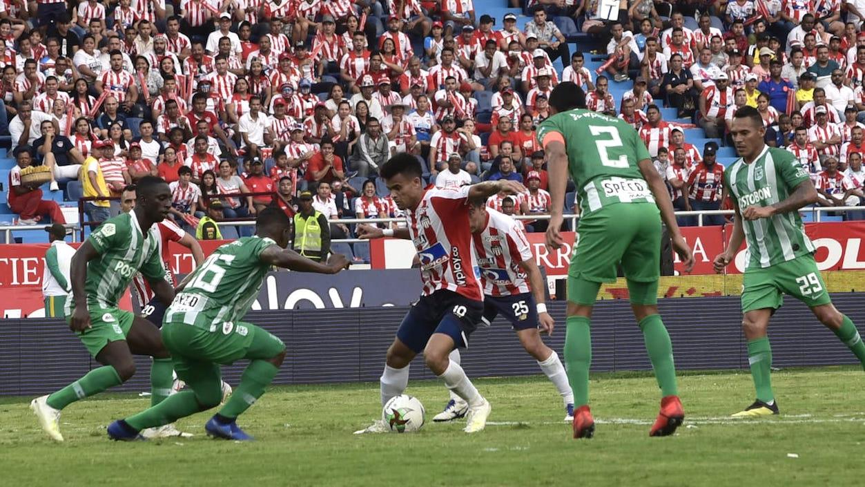 Luis Díaz intentando superar el muro nacionalista.