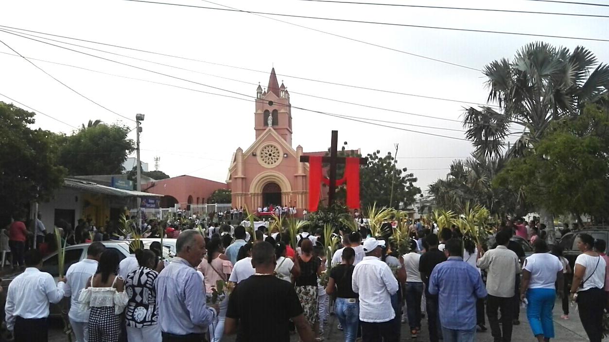 Congregación de feligreses frente al Santuario Mariano Nuestra Señora del Carmen, en Puerto Colombia.