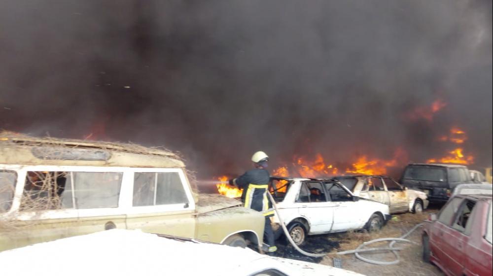 Momento en el que los bomberos controlan el fuego.
