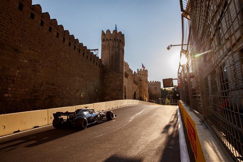  El piloto británico de la escudería Mercedes de Fórmula Uno, Lewis Hamilton, participa en la segunda sesión de entrenamientos del Gran Premio de Azerbaiyán.