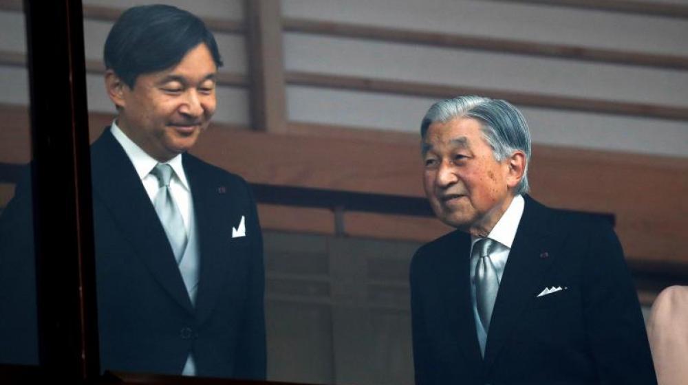 Foto de archivo del emperador Akihito (derecha), acompañado por su primogénito, el actual príncipe heredero Naruhito, tras pronunciar un discurso por su 85 cumpleaños el pasado 23 de diciembre.