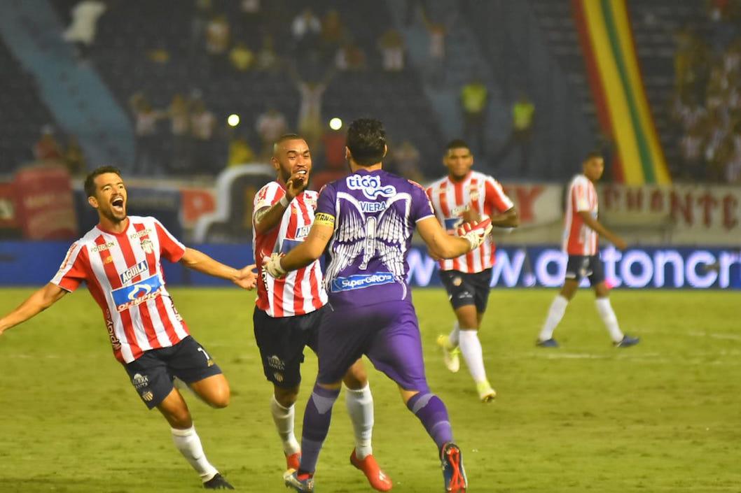 Jugadores del Junior celebrando el empate con el golazo de Sebastián Viera.