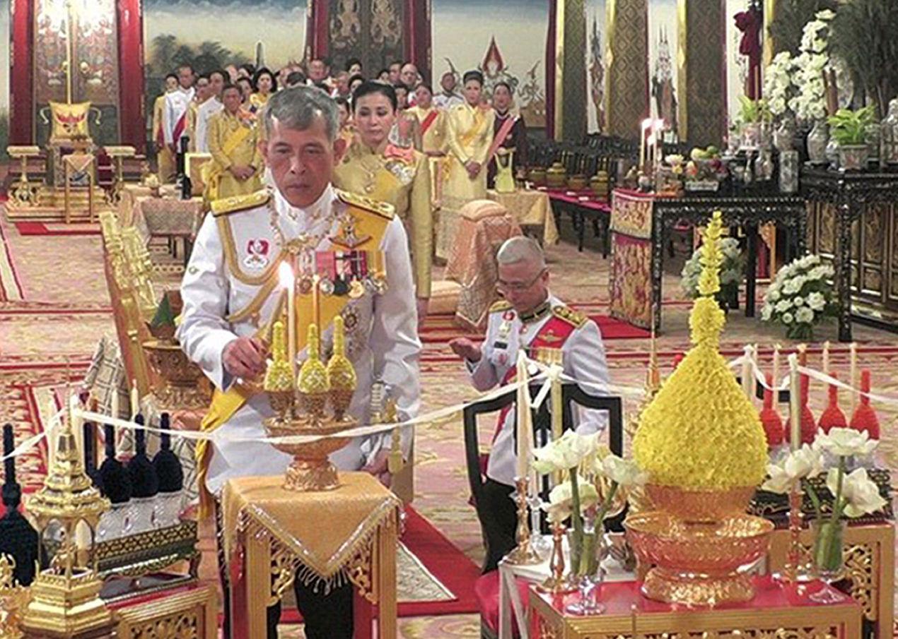  Vajiralongkorn no disfruta de la popularidad de su padre, pero desde que fue nombrado rey hasta su coronación este fin de semana, consiguió aumentar su poder cuando retrasó la firma de la Constitución para otorgarse una mayor autonomía del Consejo Real, y más tarde asumió el control de varias agencias relacionadas con la seguridad y las finanzas de la Casa Real. 