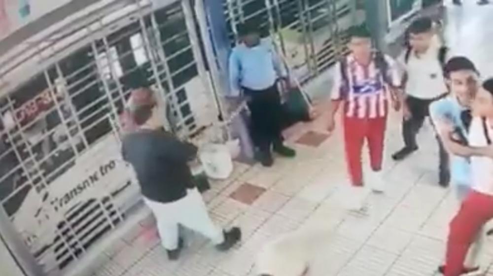 La riña se registró dentro de la estación.