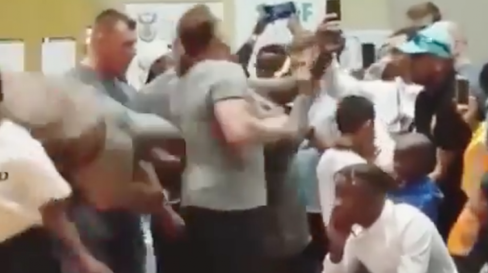 Momento de la patada voladora. 