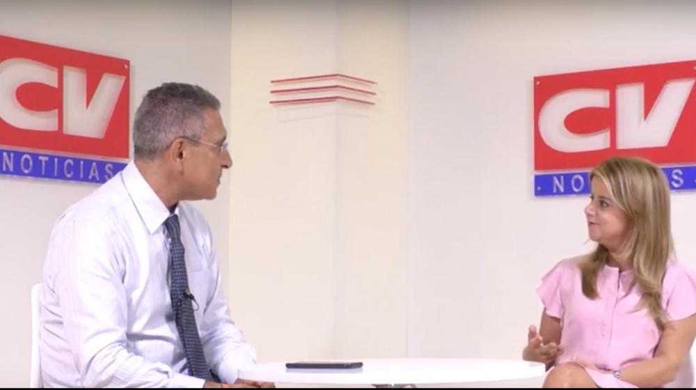 La candidata a la Gobernación del Atlántico, Elsa Noguera De la Espriella, durante la entrevista con el periodista Jorge Cura.