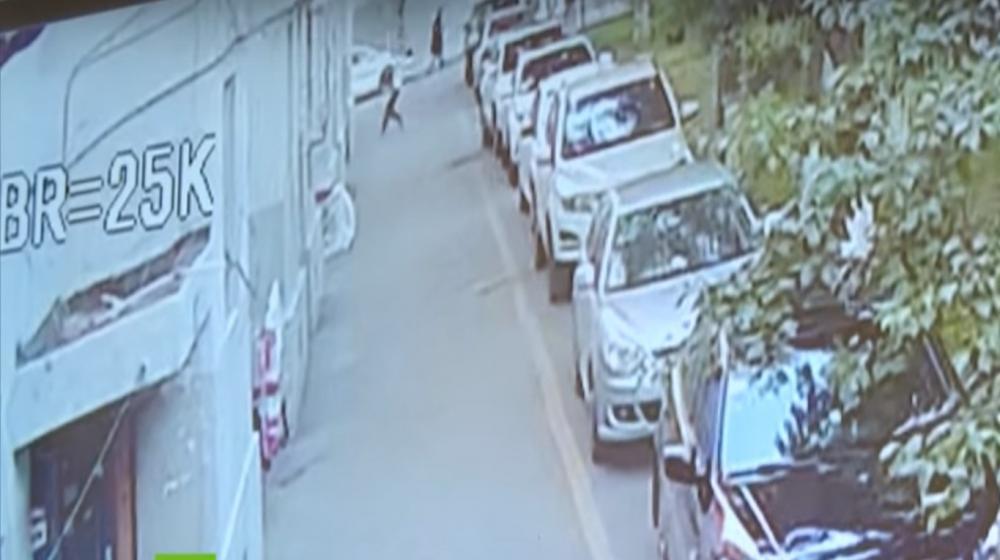 Momento en el que el hombre salva al bebé.