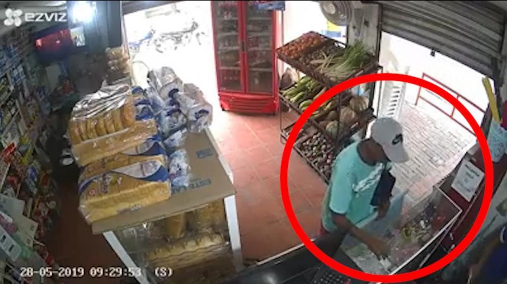 Momento en el que el ladrón se roba los productos.