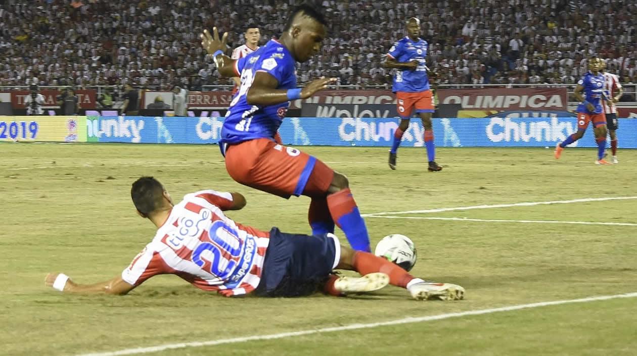 Marlon Piedrahita neutralizando una llegada de los visitantes.