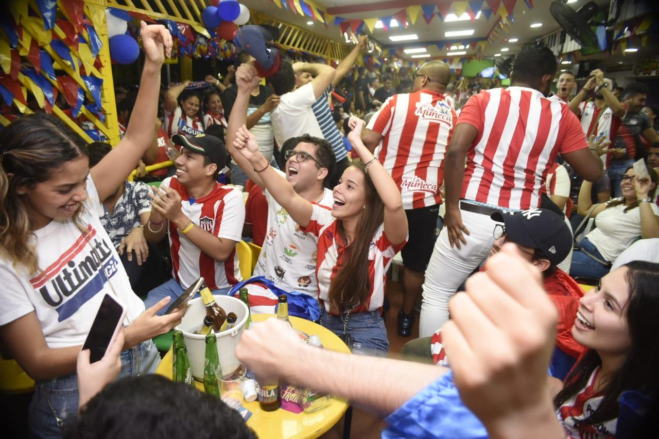 Celebración de los hinchas de Junior en 'La Troja'. 