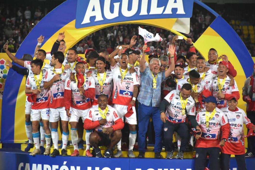 Los jugadores y el Técnico Julio Comesaña, celebrando el bicampeonato en 'El Campin'.