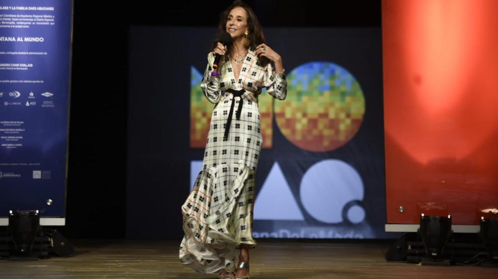 La presentadora Pilar Castaño luce un diseño de Silvia Tcherassi, para darle paso al lanzamiento de las colecciones de la noche.