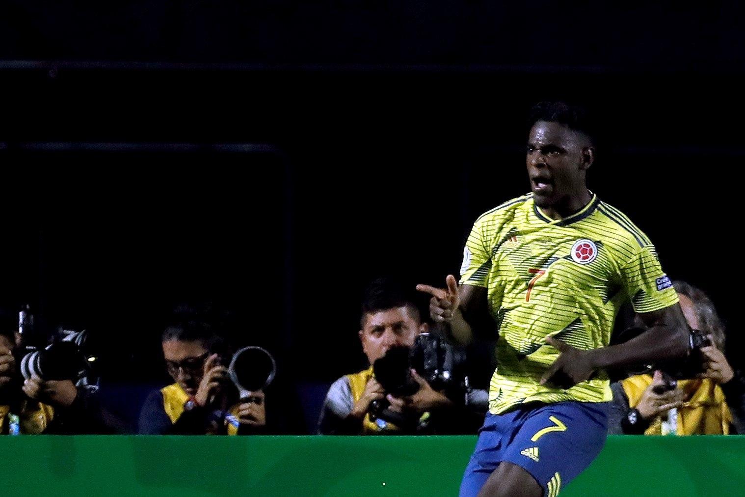 Duvan Zapata celebra el gol ante Catar.