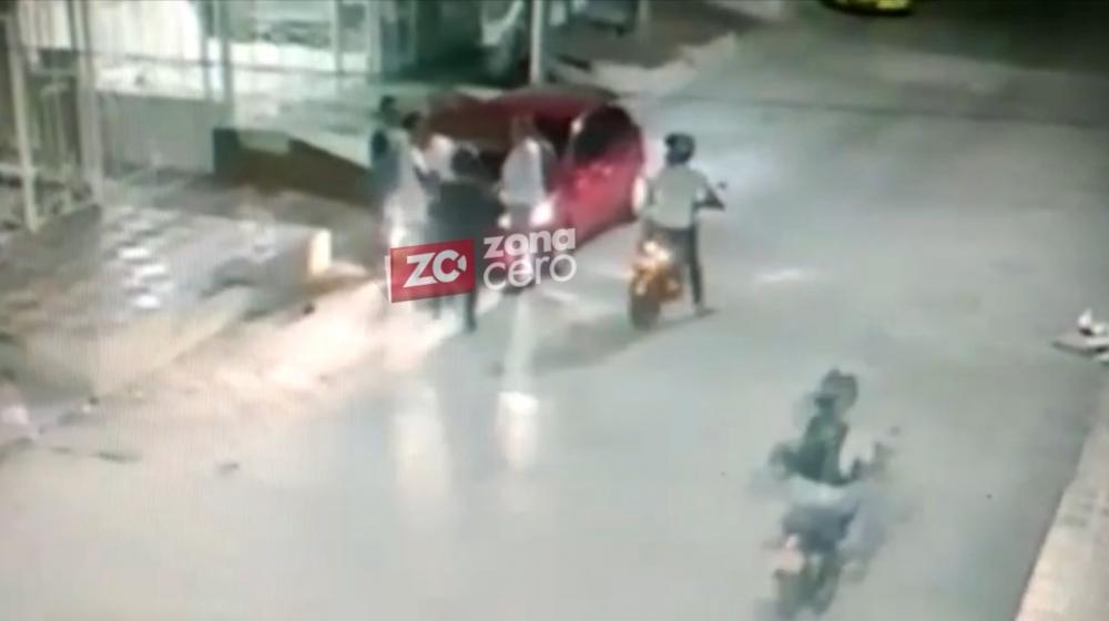 Momento en el que agente del CTI se defiende de los atracadores.