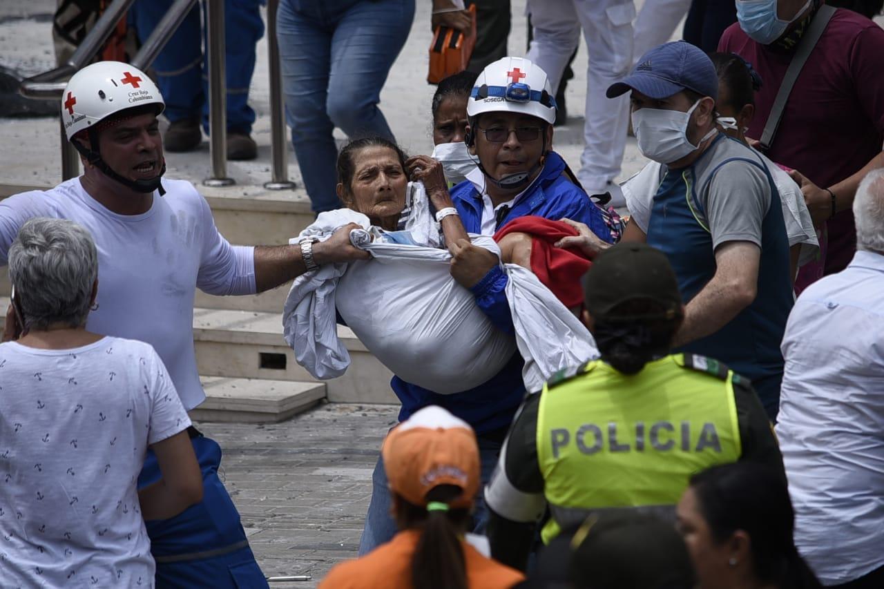 Una mujer de la tercera edad sacada en una sábana por la Cruz Roja.