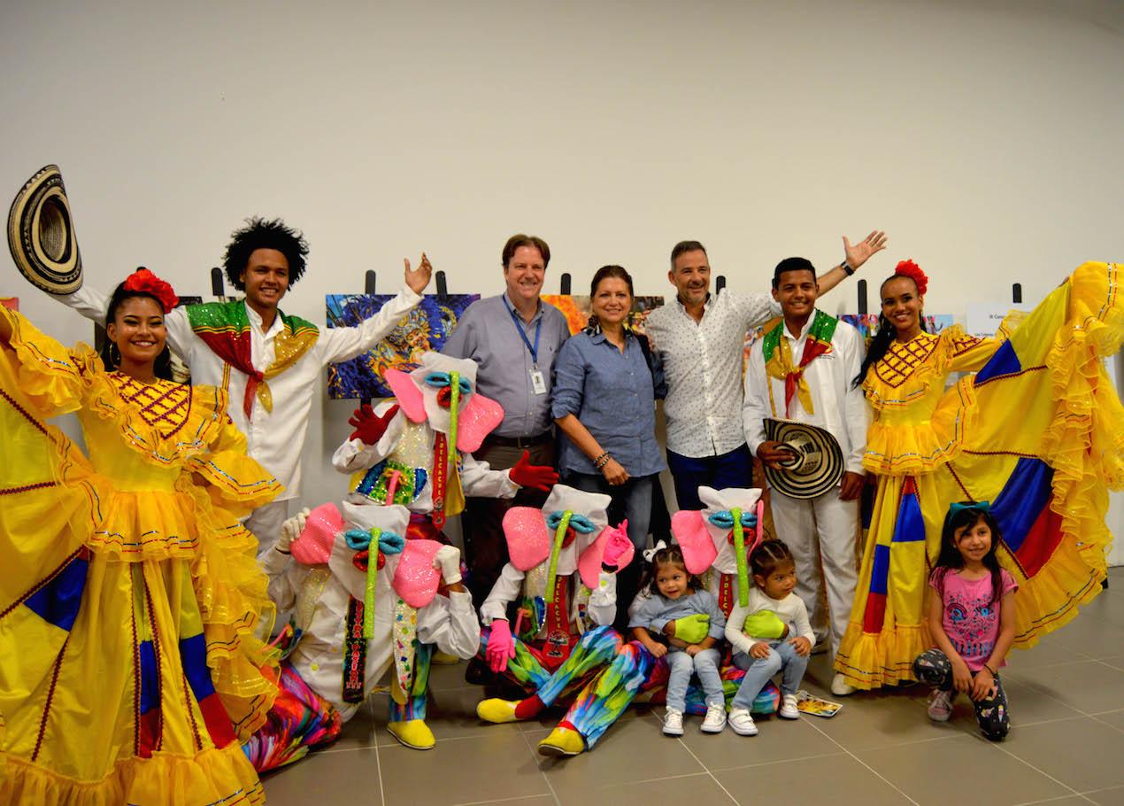 El acto inaugural contó con la presencia de Marcel DI Muzio, Director Comercial del Grupo Aeroportuario del Caribe; Juan José Jaramillo, Secretario de Cultura, Patrimonio y Turismo, y Carla Celia, Directora de Carnaval de Barranquilla S.A.S.