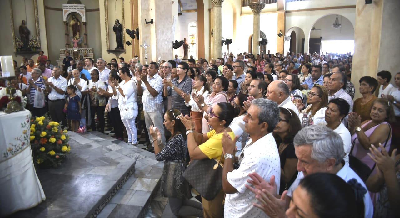Oración a la Virgen en la Iglesia Nuestra Señora del Carmen.