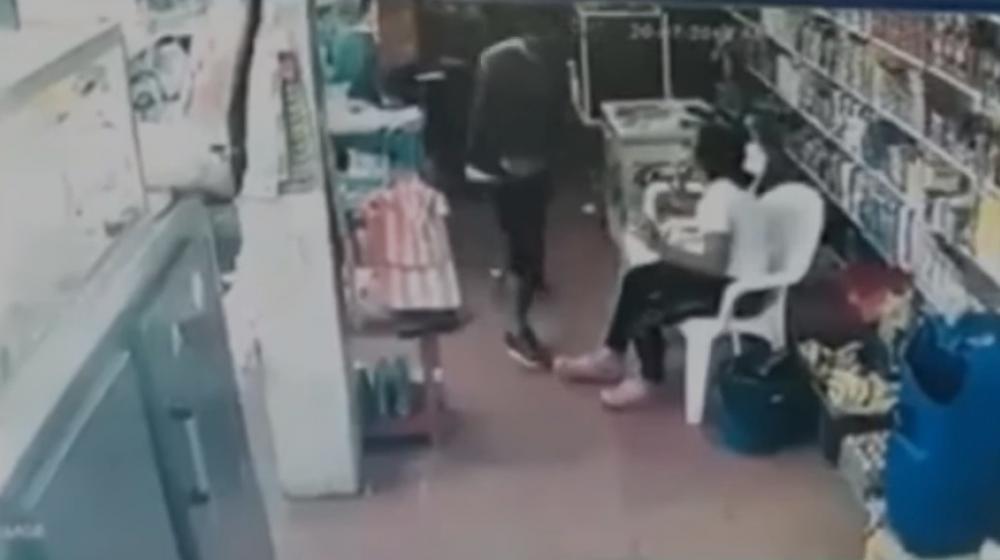 El delincuente amenazó a una menor de edad.