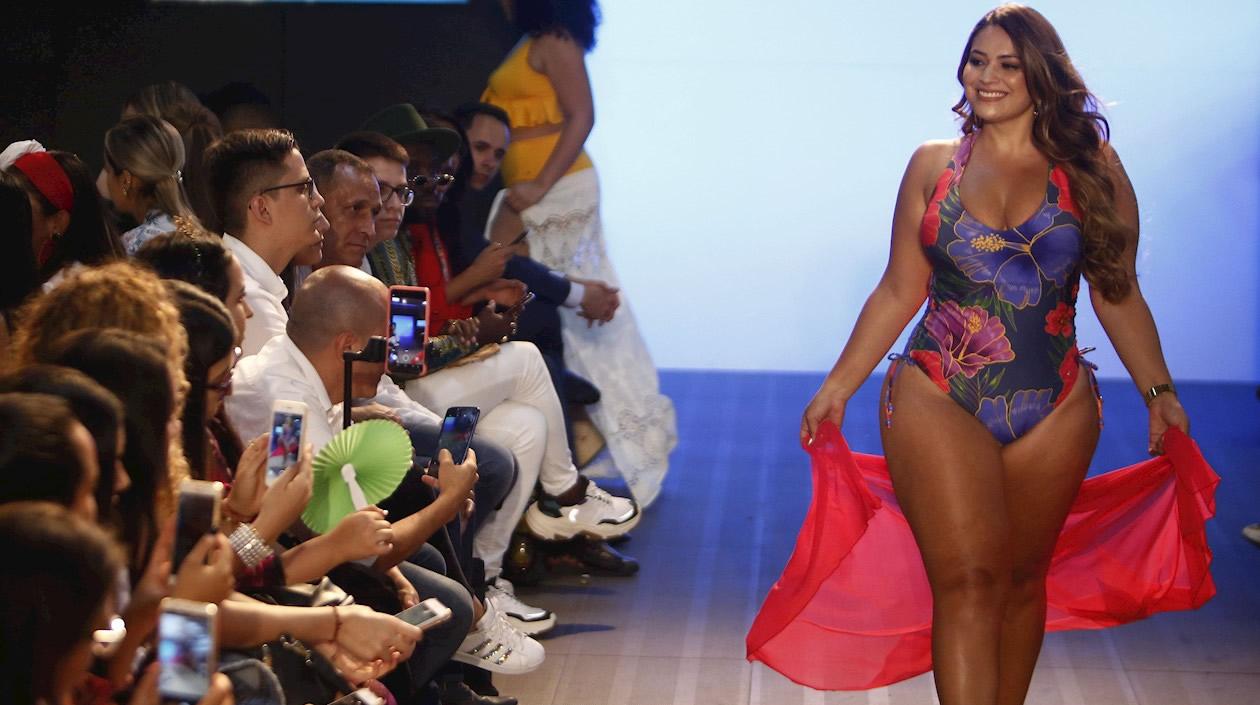 Una modelo luce creaciones de la marca colombiana Rebell este martes, durante Colombiamoda 2019