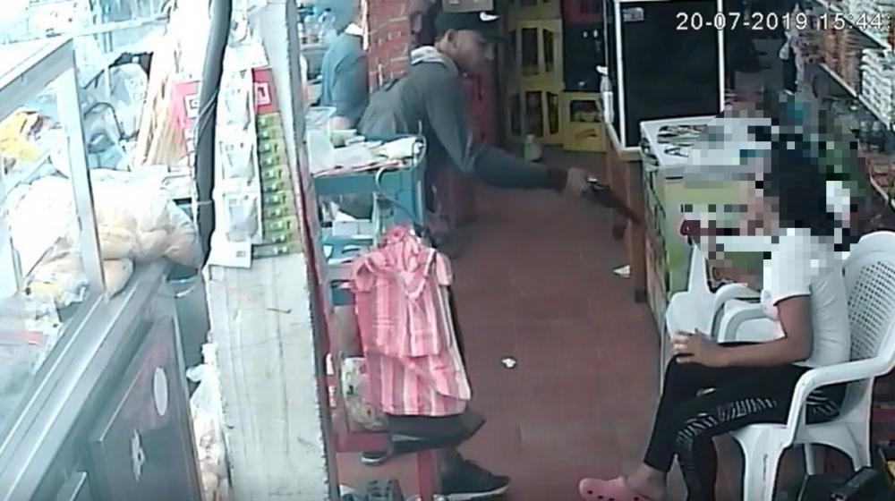 El ladrón quedó plenamente grabado en las cámaras de seguridad.