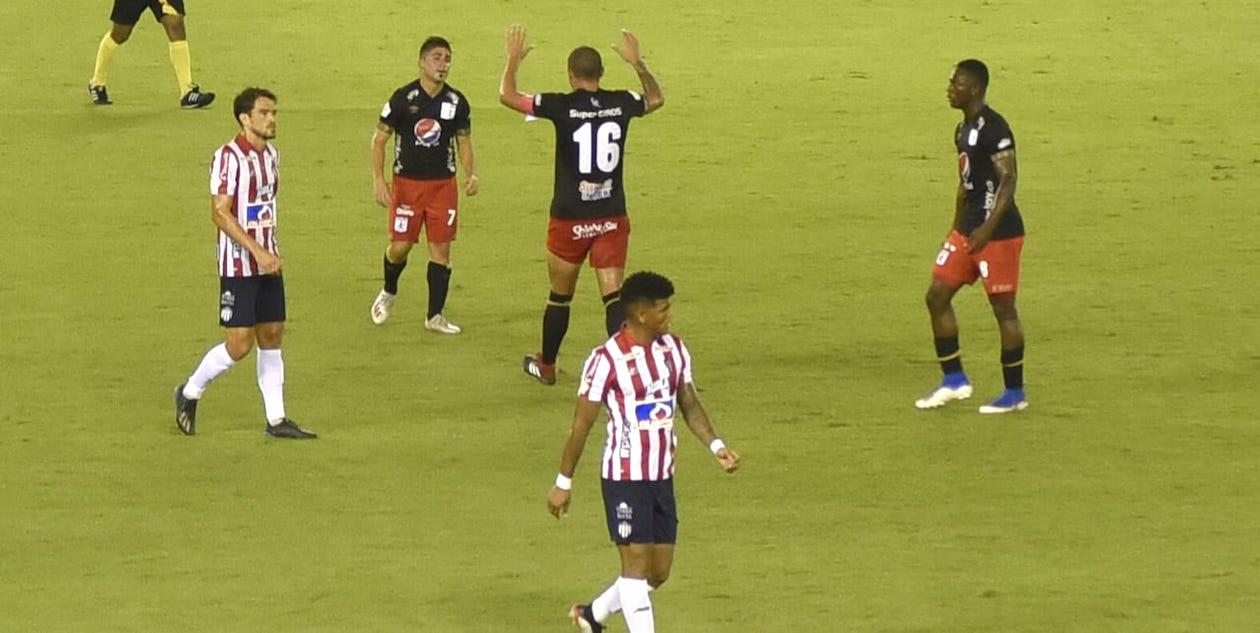 El contraste: la tristeza en los junioristas y la alegría de los americanos.