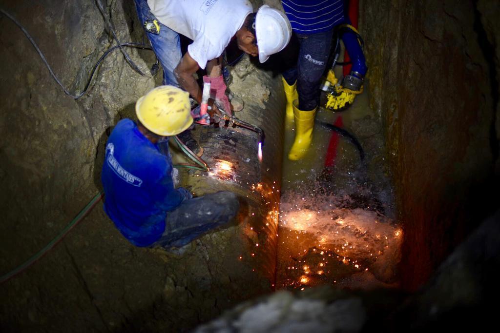 Operarios trabajan en la fuga de agua en la línea de conducción.