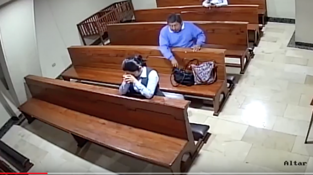 Alias El cachetón roba un celular a una incauta feligrés en una iglesia ecuatoriana..