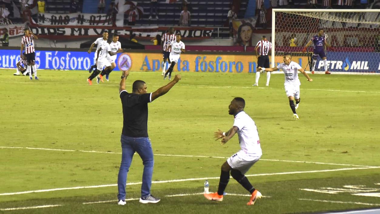 Alegría caldense tras el gol que les significó el triunfo en el estadio Metropolitano.
