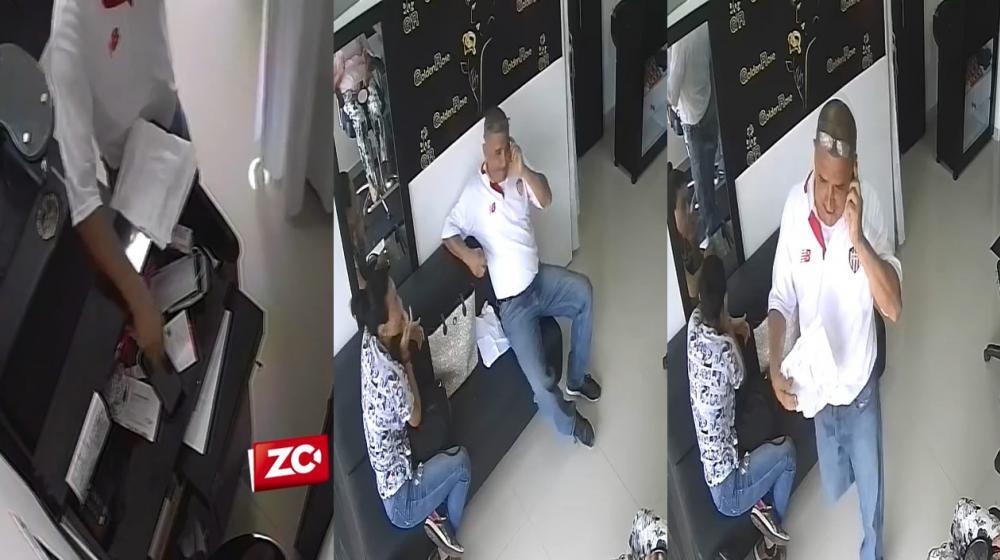 El hombre es fácil de identificar por un lunar canoso en la cabeza.