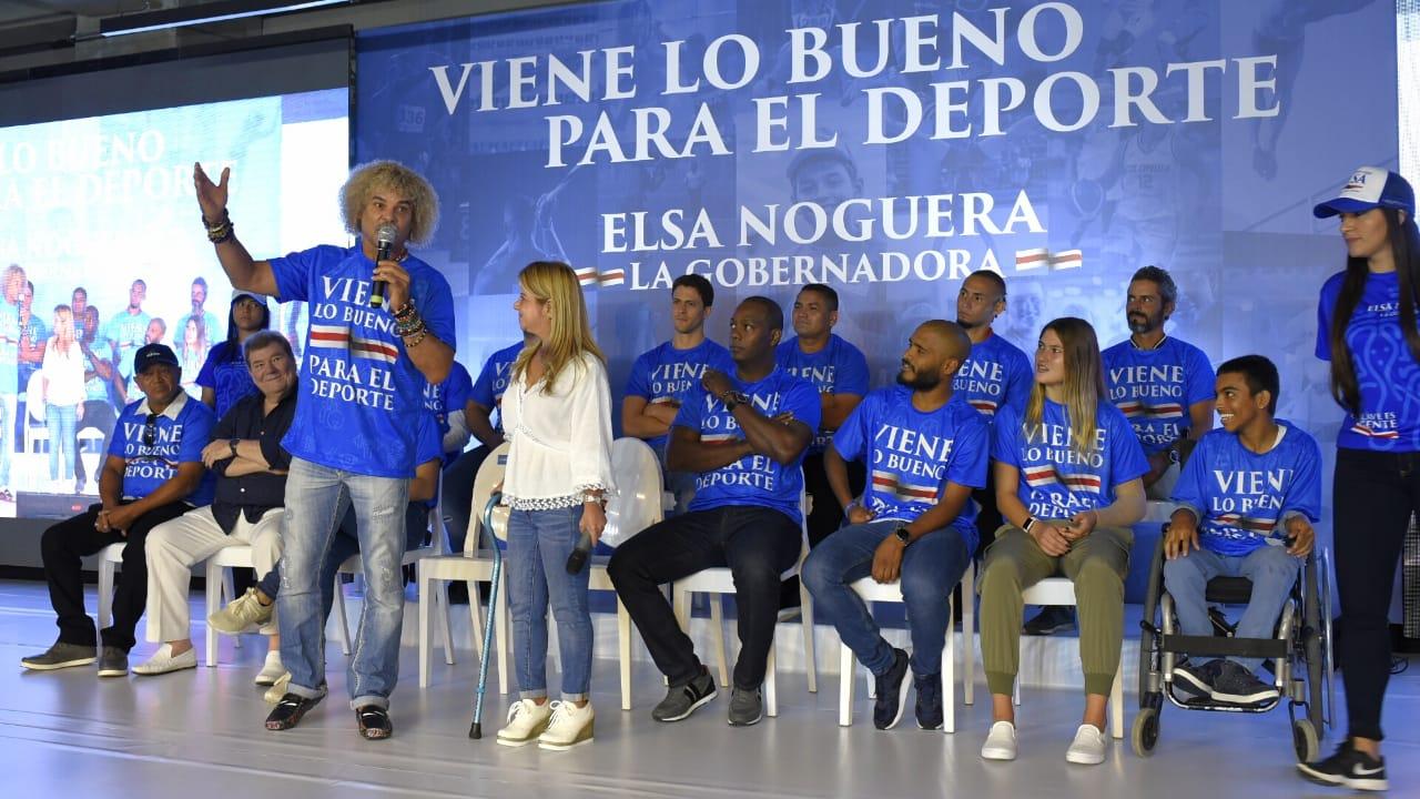 Carlos 'el Pibe' Valderrama y la candidata Elsa Noguera.