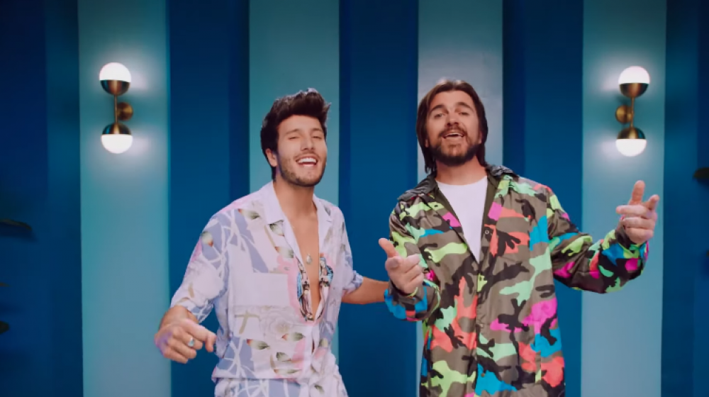 Los cantantes Juanes y Sebastián Yatra.