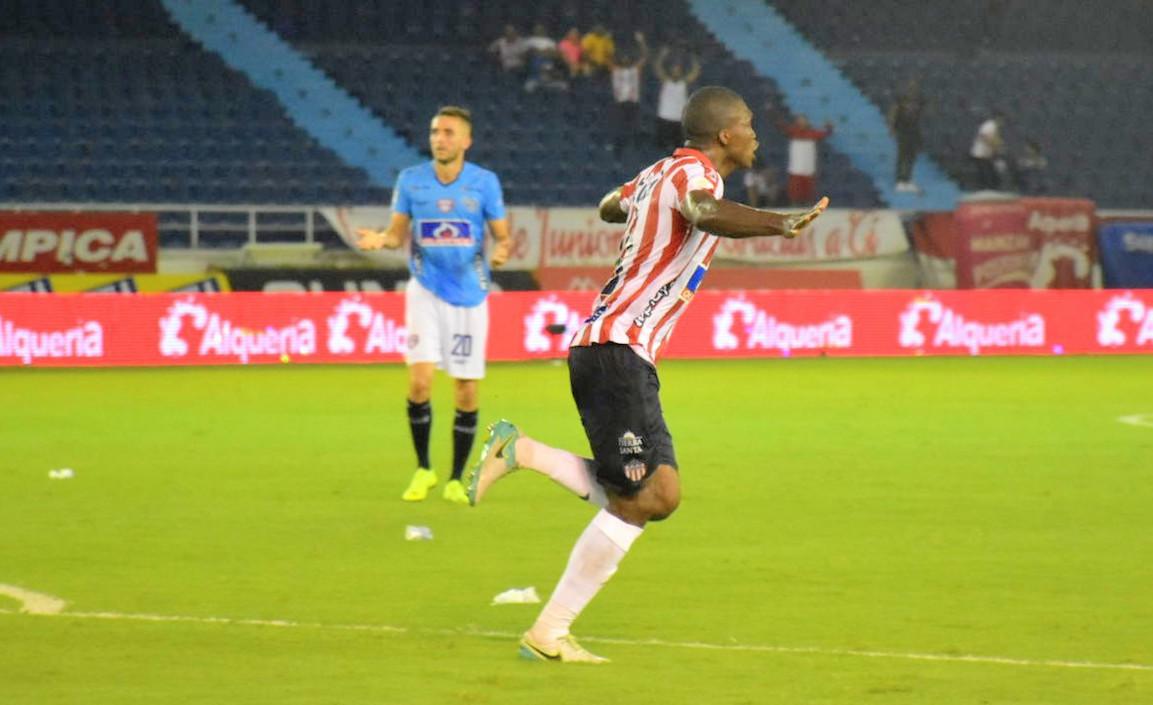 Germán Mera celebrando el gol del triunfo en el minuto final del partido.