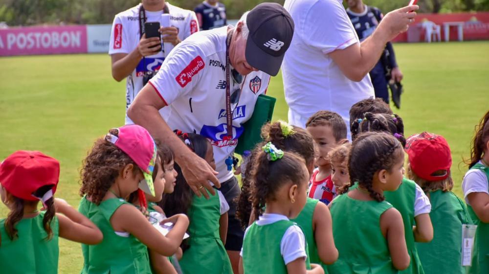Julio Comesaña, técnico de Junior, con pequeños hinchas de Junior.