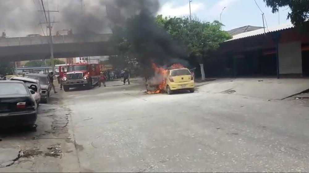 Incendio de un taxi en el barrio San José.