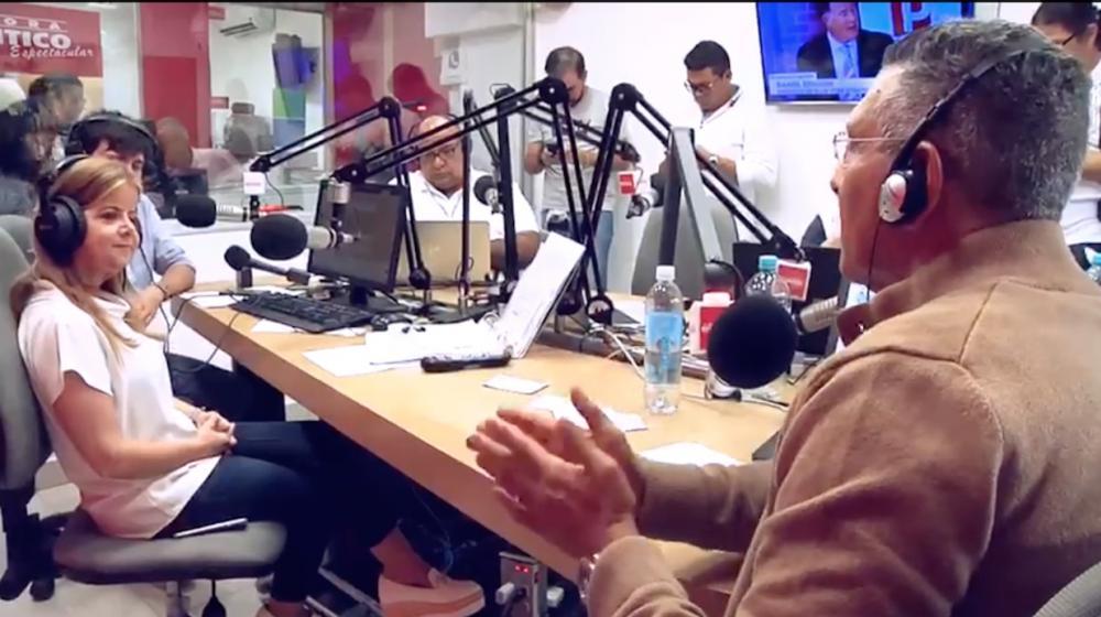 El periodista Jorge Cura con la Gobernadora Elsa Noguera y el Alcalde Jaime Pumarejo.