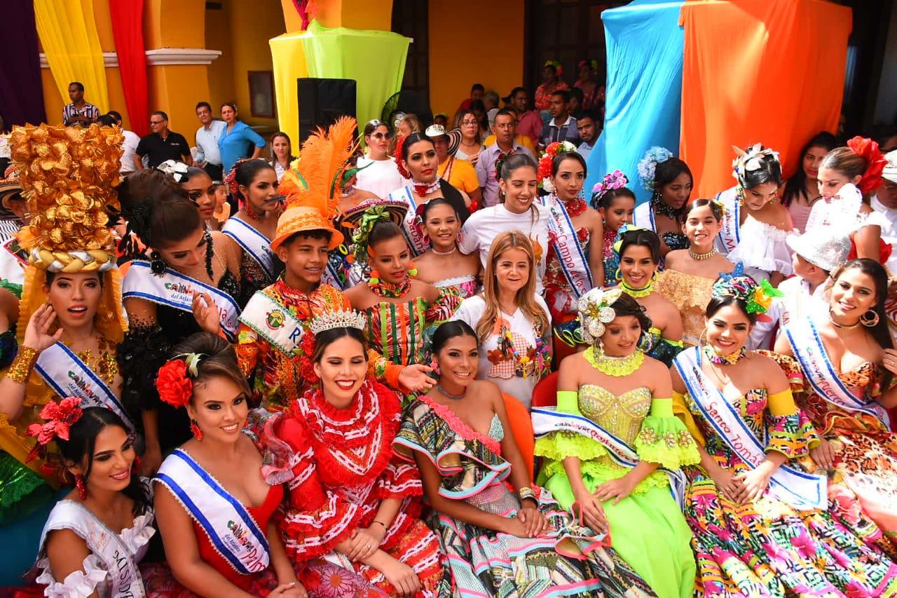 La Gobernadora del Atlántico, Elsa Noguera, junto a hacedores y reinas municpales.