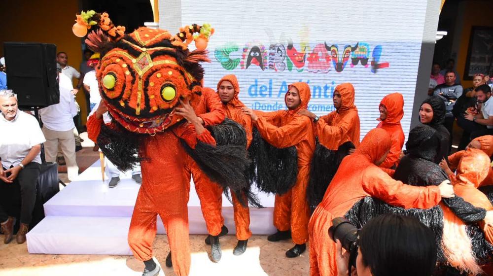 Danza del gusano durante la presentación del Carnaval del Atlántico.