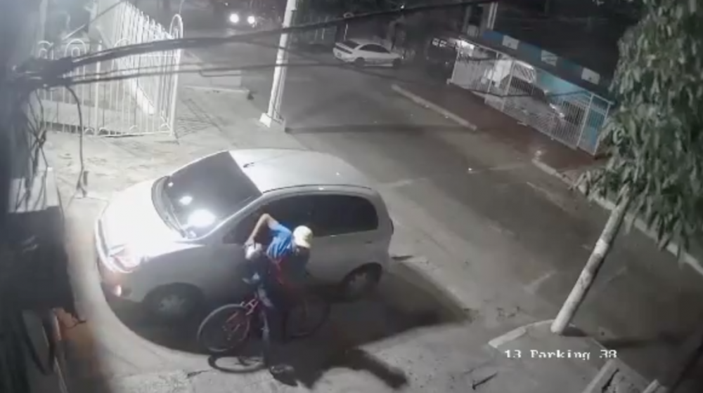 Momento del intento de robo, con la alarma activada.