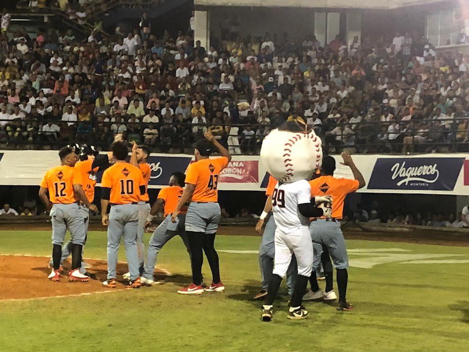 Peloteros de Gigantes celebrando el HR Erick Salcedo.