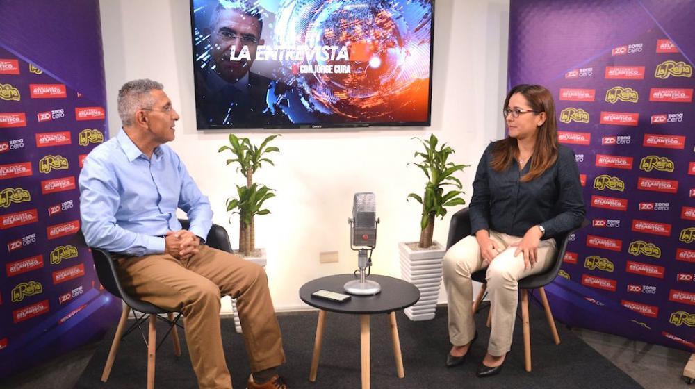 La Secretaria de Agua Potable, Lady Ospina, durante la entrevista con el periodista Jorge Cura.