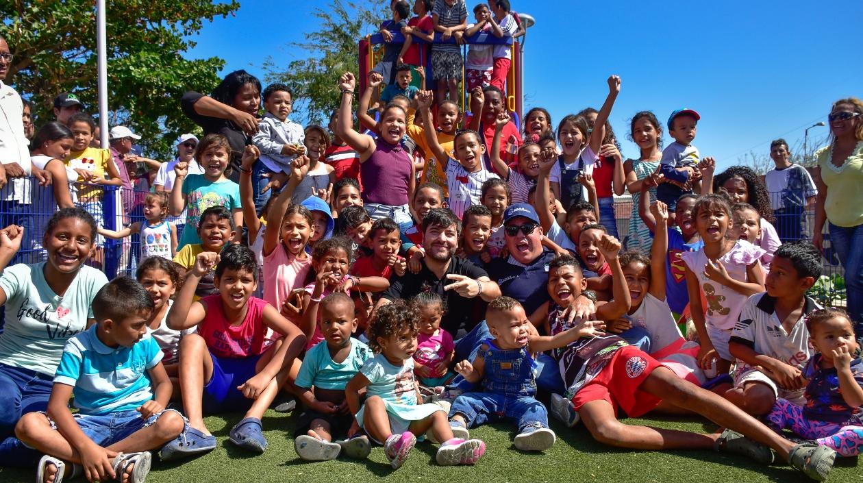El Alcalde de Barranquilla, Jaime Pumarejo y el gerente de la ADI, Alberto Salah, con los niños en el parque lineal del barrio Los Ángeles.