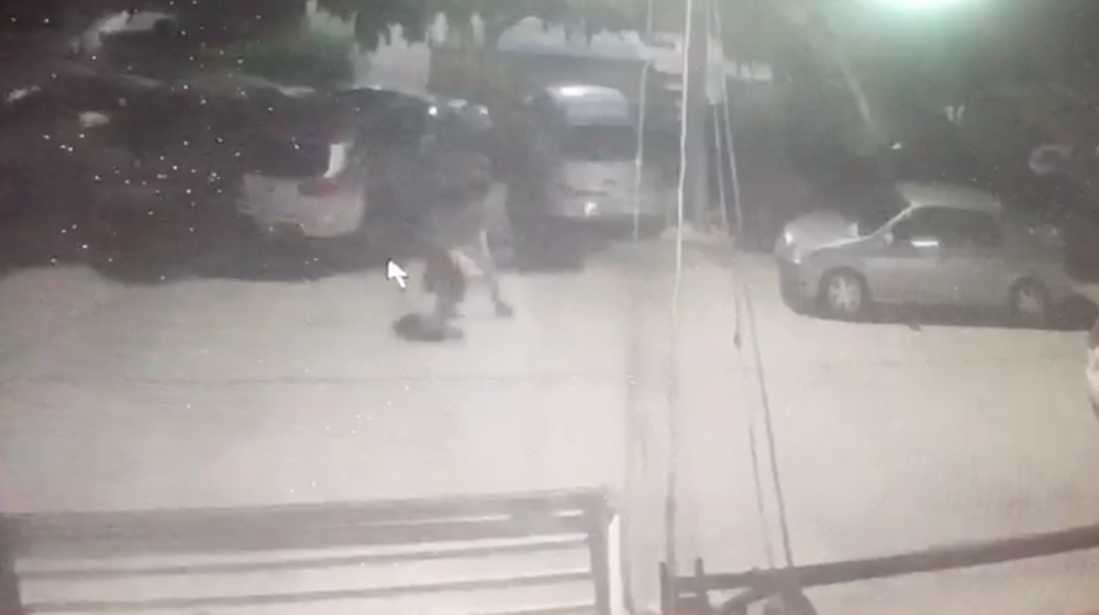 Momento en el que el ladrón se va con los panes y el portátil.