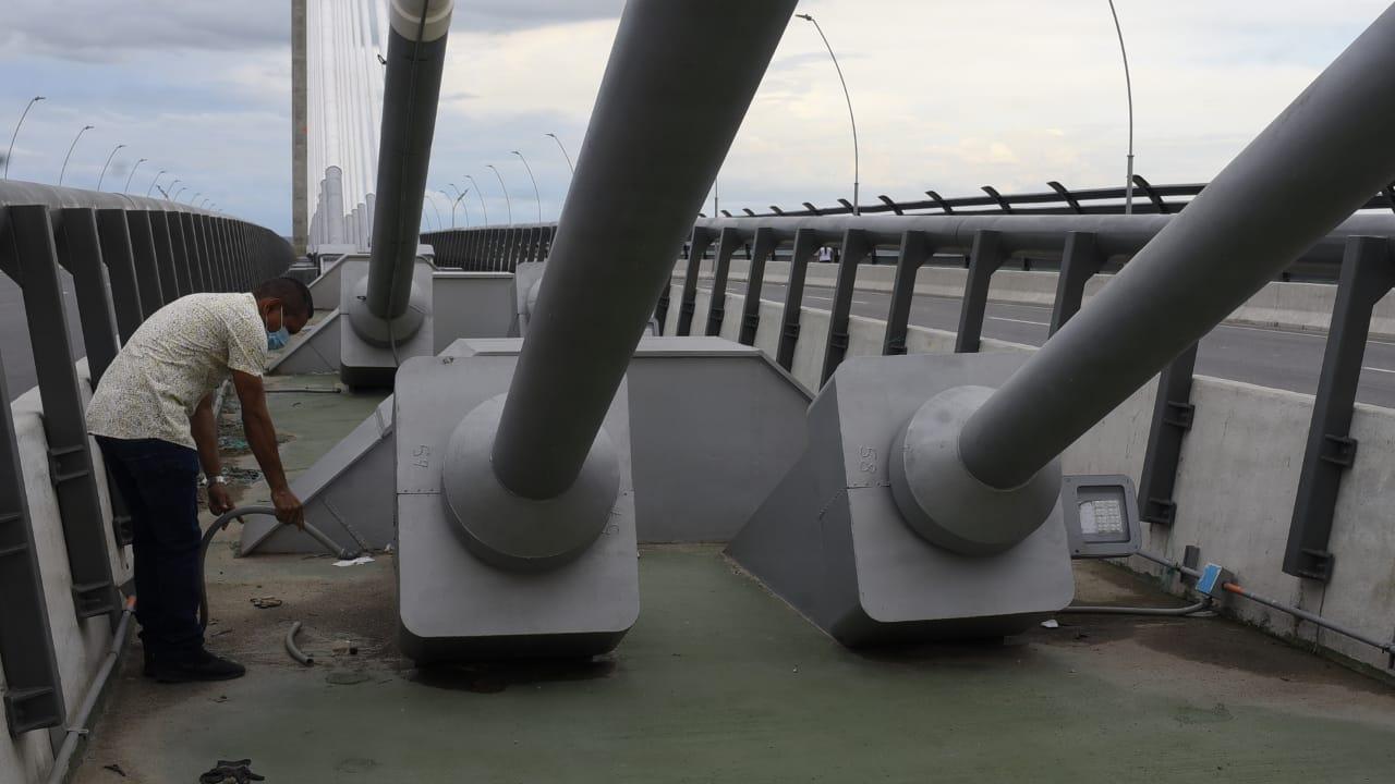 El Coordinador de la Veeduría de la construcción del Puente revisando la obra.