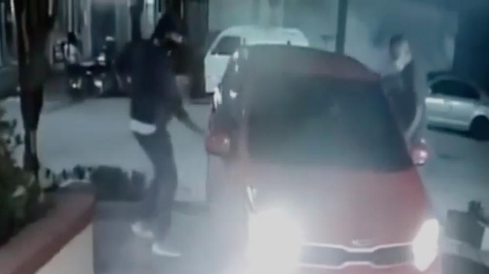 Los dos delincuentes cometiendo el hurto.
