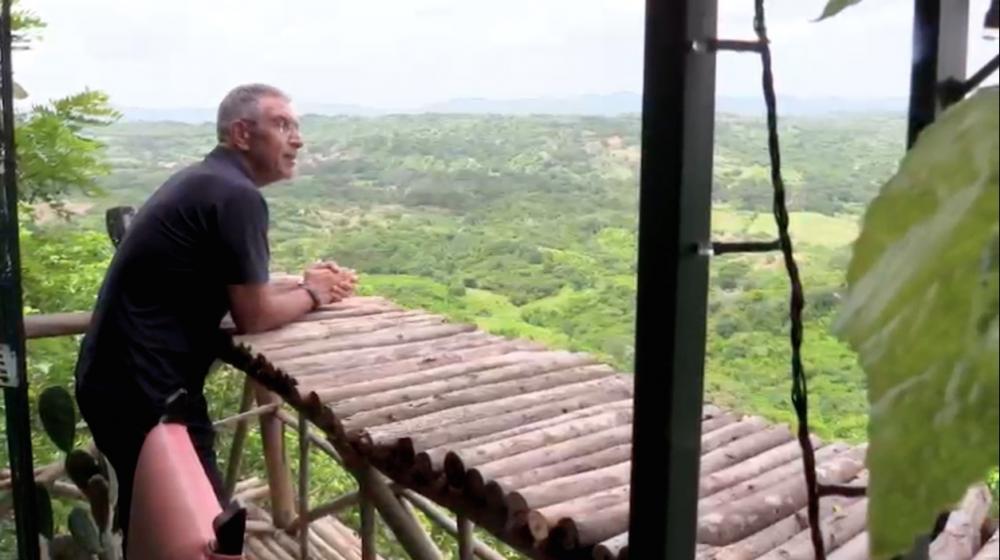 El periodista Jorge Cura, en la zona costera del Atlántico.