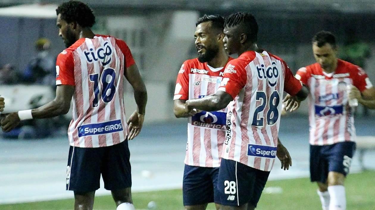 Jugadores junioristas celebrando el gol de Luis 'Cariaco' González.